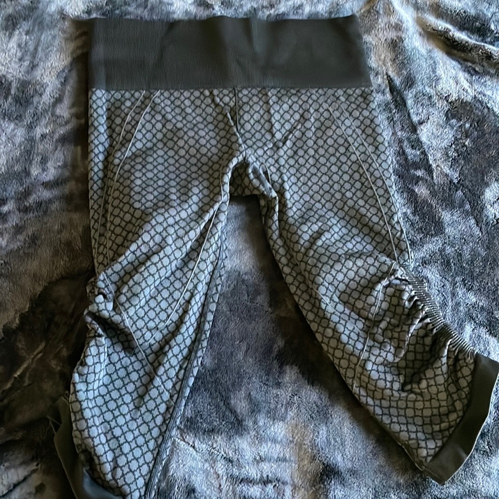 Lululemon size 6 crop leggings